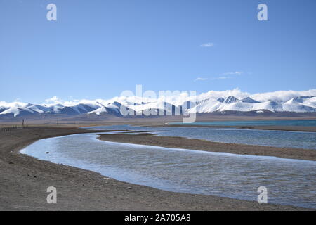 Vue sur Lac Namtso avec montagnes enneigées, au Tibet. Est le plus grand Lac Namtso dans la région autonome du Tibet Banque D'Images