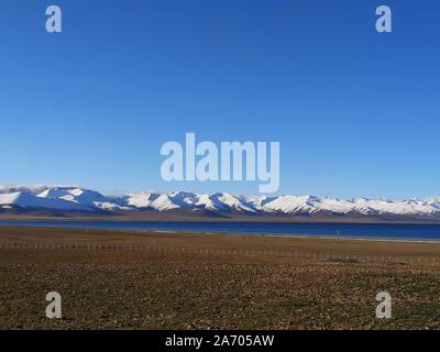 Vue sur Lac Namtso avec montagnes enneigées, au Tibet. Est le plus grand Lac Namtso dans la région autonome du Tibet Banque D'Images