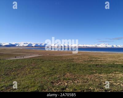 Vue sur Lac Namtso avec montagnes enneigées, au Tibet. Est le plus grand Lac Namtso dans la région autonome du Tibet Banque D'Images