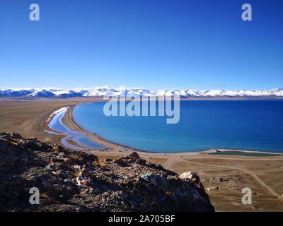 Vue sur Lac Namtso avec montagnes enneigées, au Tibet. Est le plus grand Lac Namtso dans la région autonome du Tibet Banque D'Images