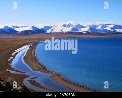 Vue sur Lac Namtso avec montagnes enneigées, au Tibet. Est le plus grand Lac Namtso dans la région autonome du Tibet Banque D'Images