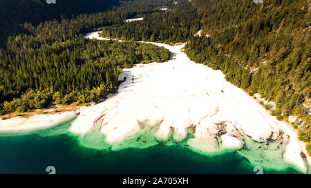 Lit de rivière à sec tombent dans le lac de Predil. Drone aérien Vue. Modèle dans la nature. Banque D'Images