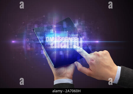 Businessman holding a smartphone pliable avec LES DONNÉES DE LA SCIENCE, la nouvelle technologie d'inscription concept