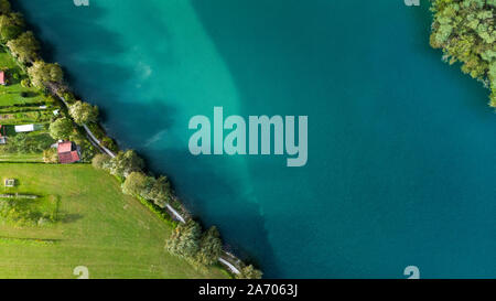 Abstract Pattern dans la nature. Eerald Turquoise Eau Bord du lac, la Slovénie. Banque D'Images