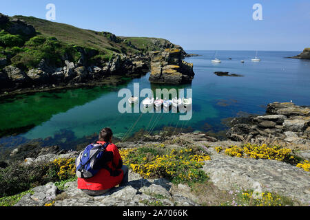 "Ile de Groix" (l'île au large des côtes de Bretagne, au nord-ouest de la France) : creek du port "Port Saint-Nicolas". Face à quelqu'un vu de derrière Banque D'Images