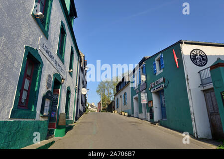 "Ile de Groix" (l'île au large des côtes de Bretagne, au nord-ouest de la France) : maisons le long de la rue "rue du Général de Gaulle" dans le port "Port Tudy Banque D'Images