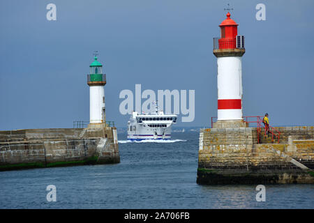 "Ile de Groix" (l'île au large des côtes de Bretagne, au nord-ouest de la France) : navette de l'eau à l'entrée du port "Port Tudy. Bateau de la shippin Banque D'Images