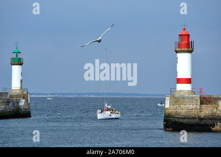 "Ile de Groix" (l'île au large des côtes de Bretagne, au nord-ouest de la France) : voilier à l'entrée du port "Port Tudy" Banque D'Images