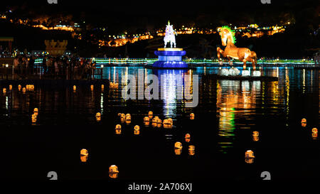 Lanternes Jinju Namgang Yudeung ou festival avec lanternes traditionnelles de taille différente est éclairée la nuit flottant sur la rivière Nam Seoul en Corée du Sud Banque D'Images