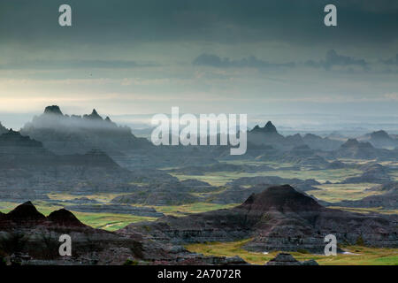 Sentier du plateau falaise surplombent dans Badlands National Park (Dakota du Sud) Banque D'Images