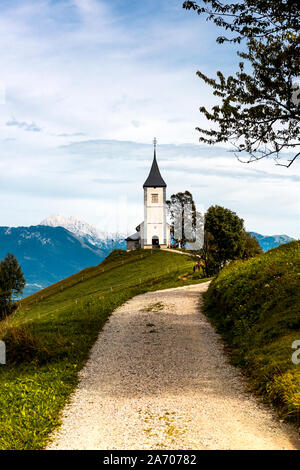 L'église de St,Jamnik Primoz dans Kamnik, la Slovénie à l'automne. Banque D'Images