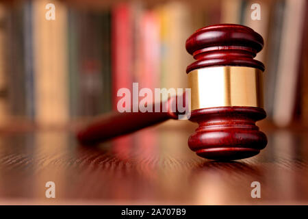 Close-up of a vintage gavel, sur fond flou, symbole de l'impartialité et justesse, les décisions judiciaires, les dossiers clos et la justice Banque D'Images