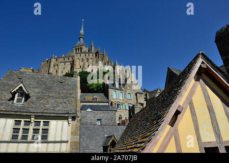 Le Mont Saint-Michel (Saint Michael's Mount), en Normandie, au nord-ouest de la France : aperçu des maisons à colombages dans le village et l'abbaye Banque D'Images