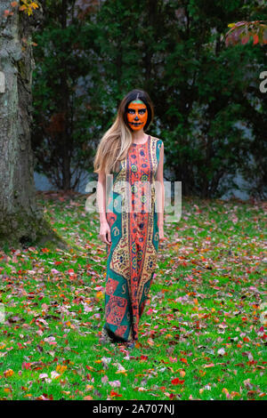 Une belle jeune fille avec Halloween faire par venir. Banque D'Images