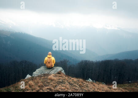 L'homme avec un sac à dos spring mountains. Concept de voyage. Photographie de paysage Banque D'Images