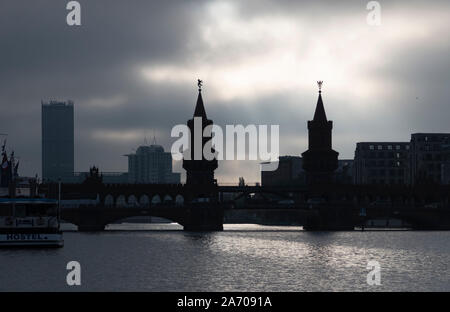 Berlin, Allemagne. 29 Oct, 2019. Sombres nuages pèsent sur l'Oberbaumbrücke. La météo à Berlin devrait être fraîche et ensoleillée dans les prochains jours. Crédit : Paul Zinken/dpa/Alamy Live News Banque D'Images