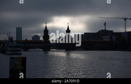 Berlin, Allemagne. 29 Oct, 2019. Sombres nuages pèsent sur l'Oberbaumbrücke. La météo à Berlin devrait être fraîche et ensoleillée dans les prochains jours. Crédit : Paul Zinken/dpa/Alamy Live News Banque D'Images