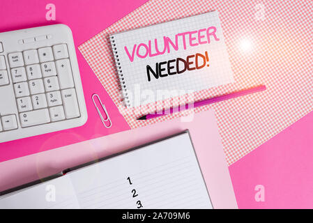 Écrit remarque montrant nécessaires. Bénévoles Concept d'affaires pour le travail nécessaire pour l'Organisation sans être payés écrit équipements et produits ordinateur place Banque D'Images