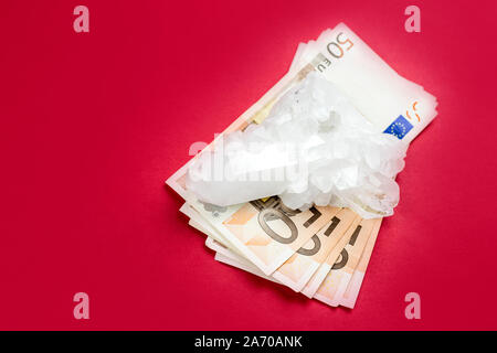 Lot de 50 billets de banque en cristal pur blanc sous sur fond rouge. Image conceptuelle de l'entreprise et finances publiques en pierres semi-précieuses. Banque D'Images