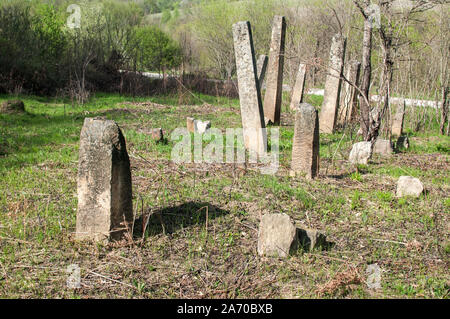 Scène de vieilles pierres tombales dans un cimetière musulman abandonné champ campagne Banque D'Images