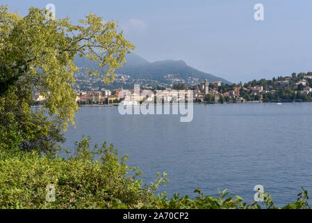 Avis sur l'emplacement de la ville de Verbania de Madre Island sur le Lac Majeur en Italie Banque D'Images