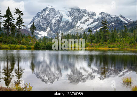 Le mont Shuksan reflétant dans le lac Banque D'Images