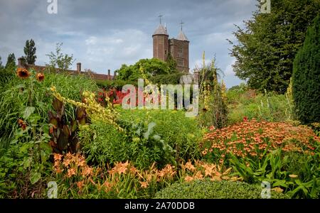 De belles fleurs, arbres et plantes et jardin aménagement paysager en jardins de Sissinghurst Caslte Banque D'Images