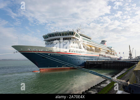 M.S.Fred Olsen cruise ship Balmoral à quai à Honfleur, Normandie, France Banque D'Images