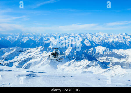 Freeride en arrivant sur sommet du Monte Rosa glaciers avec un hélicoptère Banque D'Images