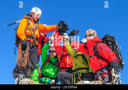 Aventuriers d'un haut sommet sur l'alpine tour à Monte Rosa Banque D'Images