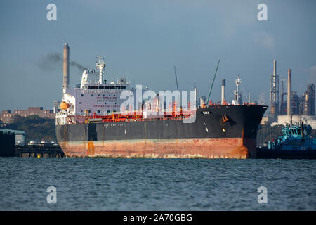 Lara superpétrolier venant à côté de la raffinerie de pétrole de Fawley à Southampton l'eau. Aidé par des remorqueurs pour saisir la naissance en toute sécurité. Banque D'Images