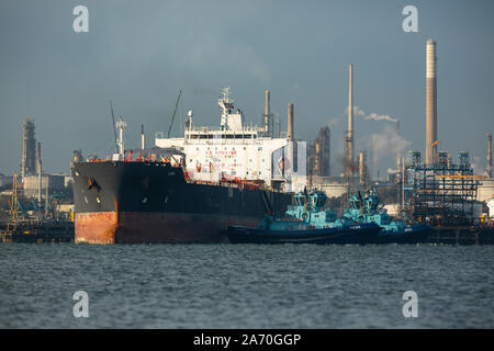 Lara superpétrolier venant à côté de la raffinerie de pétrole de Fawley à Southampton l'eau. Aidé par des remorqueurs pour saisir la naissance en toute sécurité. Banque D'Images