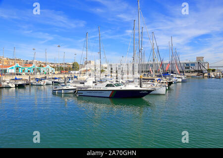 Yachts de plaisance à Belem, Doca do Bom Sucesso, Belém, Lisbonne, Portugal. Banque D'Images