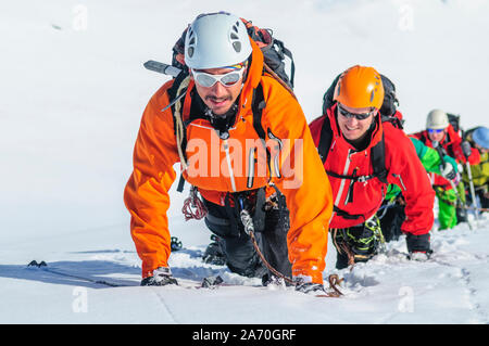 L'équipe de corde croissant pour montagne en haute région alpine en hiver Banque D'Images