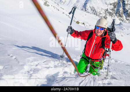 L'équipe de corde croissant pour montagne en haute région alpine en hiver Banque D'Images