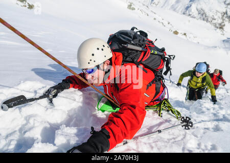 L'équipe de corde croissant pour montagne en haute région alpine en hiver Banque D'Images