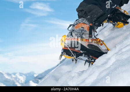 Escalade dans les alpinistes et les montagnes enneigées en utilisant une hache Banque D'Images