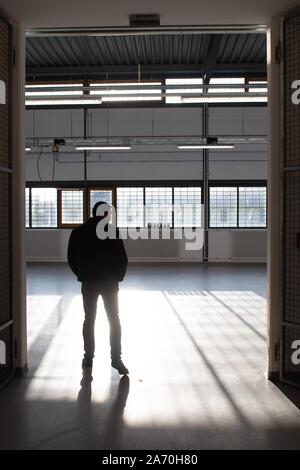 Dresde, Allemagne. 29 Oct, 2019. Un participant de la réunion de l'entrepreneur se trouve dans la JVA Dresde dans le bâtiment de production dans un entrepôt vide. Le même jour, des représentants des sociétés de taille moyenne à partir de la région de Dresden se renseigner sur les conditions de travail et de production dans les prisons. Credit : Sebastian Kahnert/dpa-Zentralbild/ZB/dpa/Alamy Live News Banque D'Images