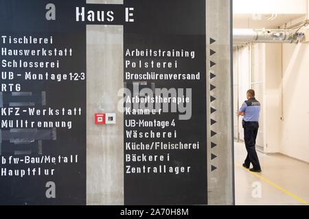 Dresde, Allemagne. 29 Oct, 2019. Un employé de la justice se trouve dans le bâtiment de production au cours d'une réunion de l'entrepreneur dans la JVA Dresde. Le même jour, des représentants des sociétés de taille moyenne à partir de la région de Dresden se renseigner sur les conditions de travail et de production dans les prisons. Credit : Sebastian Kahnert/dpa-Zentralbild/ZB/dpa/Alamy Live News Banque D'Images