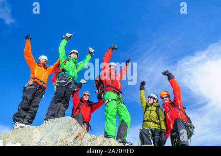 Aventuriers d'un haut sommet sur l'alpine tour à Monte Rosa Banque D'Images