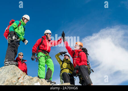 Aventuriers d'un haut sommet sur l'alpine tour à Monte Rosa Banque D'Images