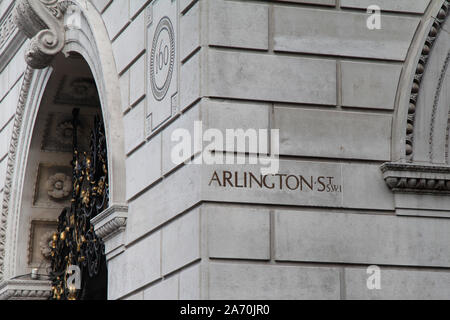 Extrémité nord de Arlington Street, Mayfair, London, à l'angle de la rue Arlington et Piccadilly Banque D'Images