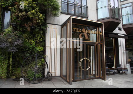 The Athenaeum Hotel and Residences Mayfair, entrée sur Piccadilly Road à Londres, SW1, extérieur avec jardin vertical vert, 2019 Banque D'Images