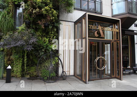 The Athenaeum Hotel and Residences Mayfair, entrée sur Piccadilly Road à Londres, SW1, extérieur avec jardin vertical vert, 2019 Banque D'Images