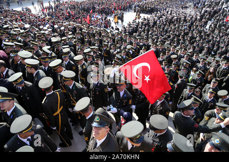 (191029) -- ANKARA, 29 octobre 2019 (Xinhua) -- les officiers militaires turcs de participer à une cérémonie marquant le 96e anniversaire de la proclamation de la République de Turquie au mausolée de Mustafa Kemal Atatürk à Ankara, Turquie, 29 octobre 2019. (Photo par Mustafa Kaya/Xinhua) Banque D'Images