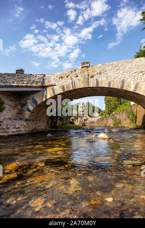 Vue de la rivière Bridge et l'église du village d'Audressein dans le département de l'Ariège, dans les Pyrénées, région de l'Occitanie, France Banque D'Images