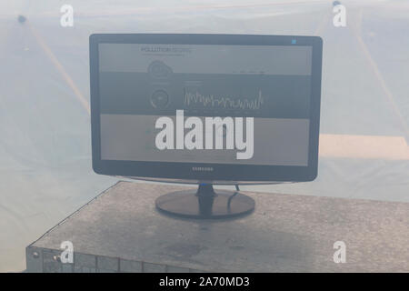 Écran montrant l'information sur la pollution de l'air pour Beijing en Michael Pinsky gousses de la pollution sur l'île de Brownsea, le port de Poole, Dorset UK en Oct Banque D'Images