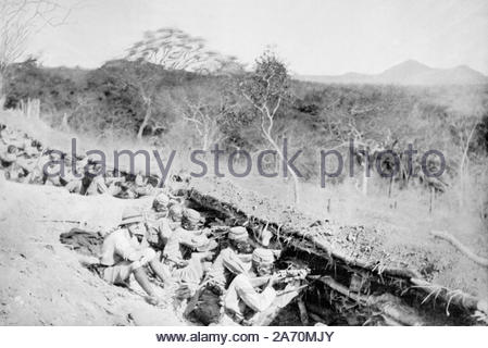 WW1 King's African Rifles dans les tranchées à la défense de l'Uganda railway, vintage photographie de 1914 Banque D'Images