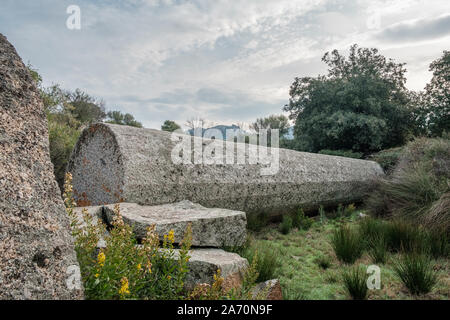 Monolithe d'Algajola. Une grande colonne de granit mesurant 17.36m par 2.74m coupé en 1837 pour être utilisé pour une statue de Napoléon 1er, mais ne pouvait pas être transporte Banque D'Images