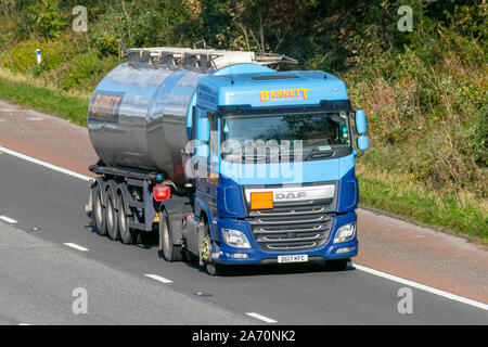 Transport Ltd de Barnet, camions de livraison Transport, camion, transport, camion, cargo, DAF, véhicule de livraison, le transport commercial, de l'industrie, de la chaîne logistique de fret, sur la M6 à Lancaster, UK Banque D'Images